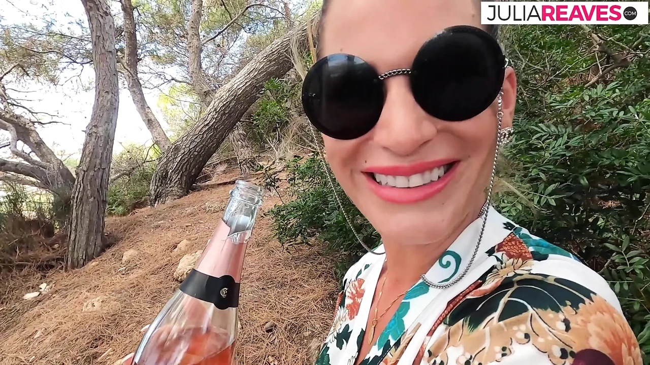 饥渴熟女骑乘坚硬的鸡巴, 然后在车里吮吸精液