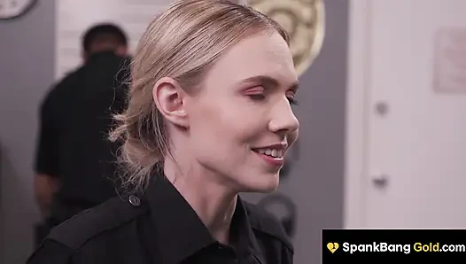 SPANKBANG GOLD - eine vollbusige blonde polizistin, zertrümmert von enitre precinct