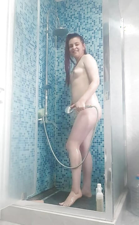 เธอช่วยตัวเองในห้องอาบน้ํา