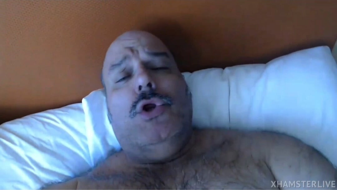 BullMucleJoe alone in his bed jerking off for you looking at cam