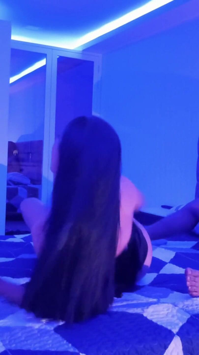 Arkadaşım beni video oyunları oynamaya davet ediyor ve üvey annesi beni baştan çıkarıyor ve onu üçlü sekste sikiyorum | Klip 1