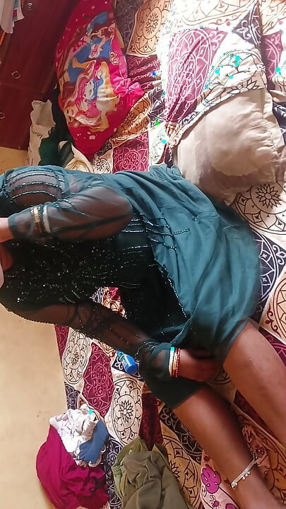 Desi aunty  bhabhi hot desi