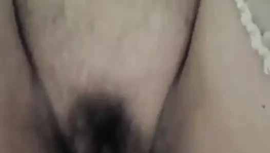 Büyük bir kız, çanta neredeyse içine düşene kadar sikiyor.