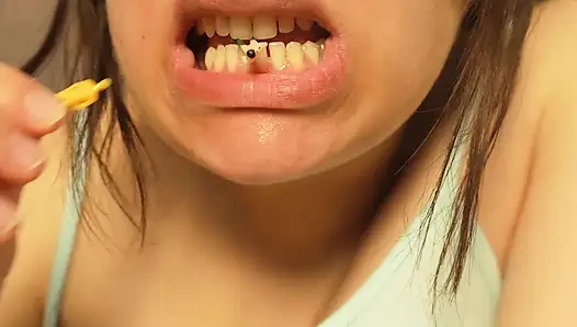 Mädchen mit riesin entwappt eine candy, ist aber überrascht, weil es einen kleinen mann in der Candy Bag ist - sie ist neugierig darauf zu sehen, was es ist