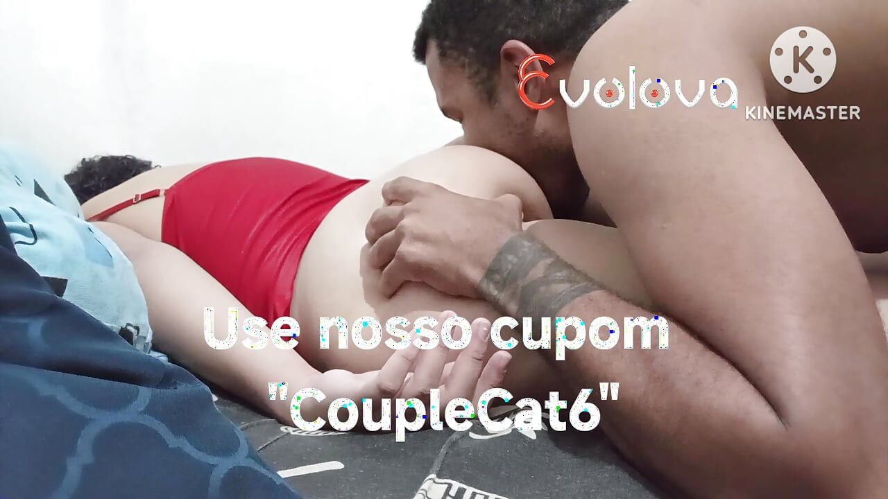 Otvara guzicu da ga stavi dublje