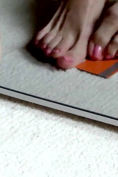 란제리를 입은 신용카드로 맨발 풋플레이