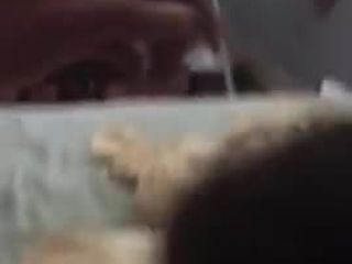 Une femme suce une bite d&#39;inconnus en POV