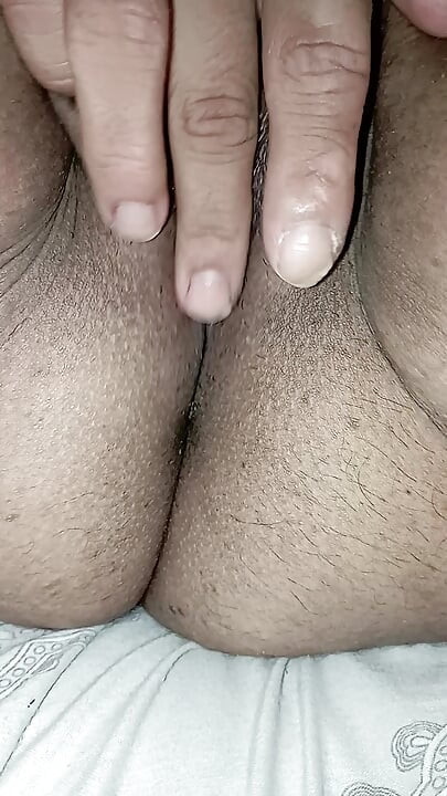 Horny divorced Turkish woman masturbates.