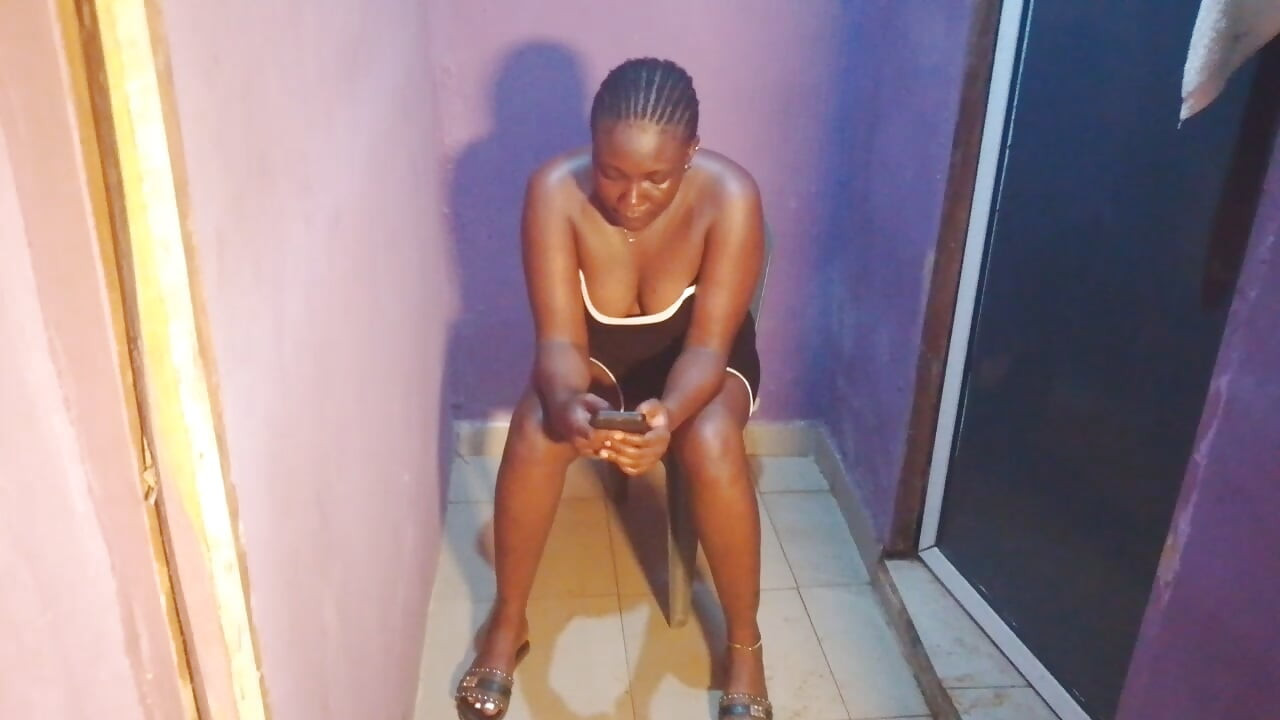 Haar man kwam haar ontmoeten en vertelde haar haar cadeau te komen ophalen, hij gebruikte de mogelijkheid en verzamelde op zijn hondjes