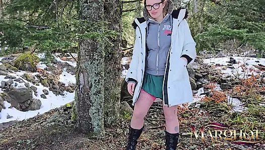 В снежном лесу: я сосу своего парня и ходящего, он трахает мою киску в снегу, пока я сосу своего парня