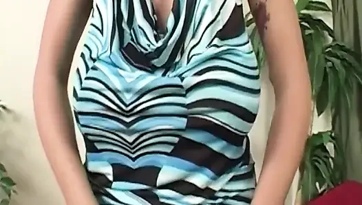 Toket dan memek tante seksi rambut cokelat dientot habis-habisan sampai dicrot di dalam