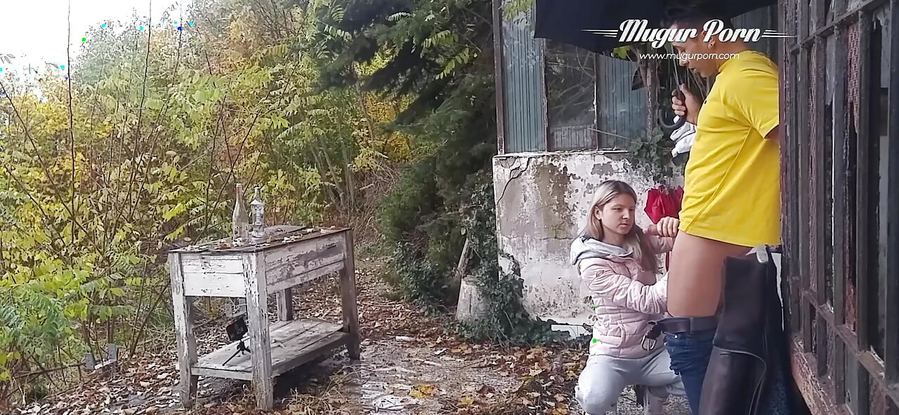 Дребничката Джина Герсон на открито в дъждовен ден