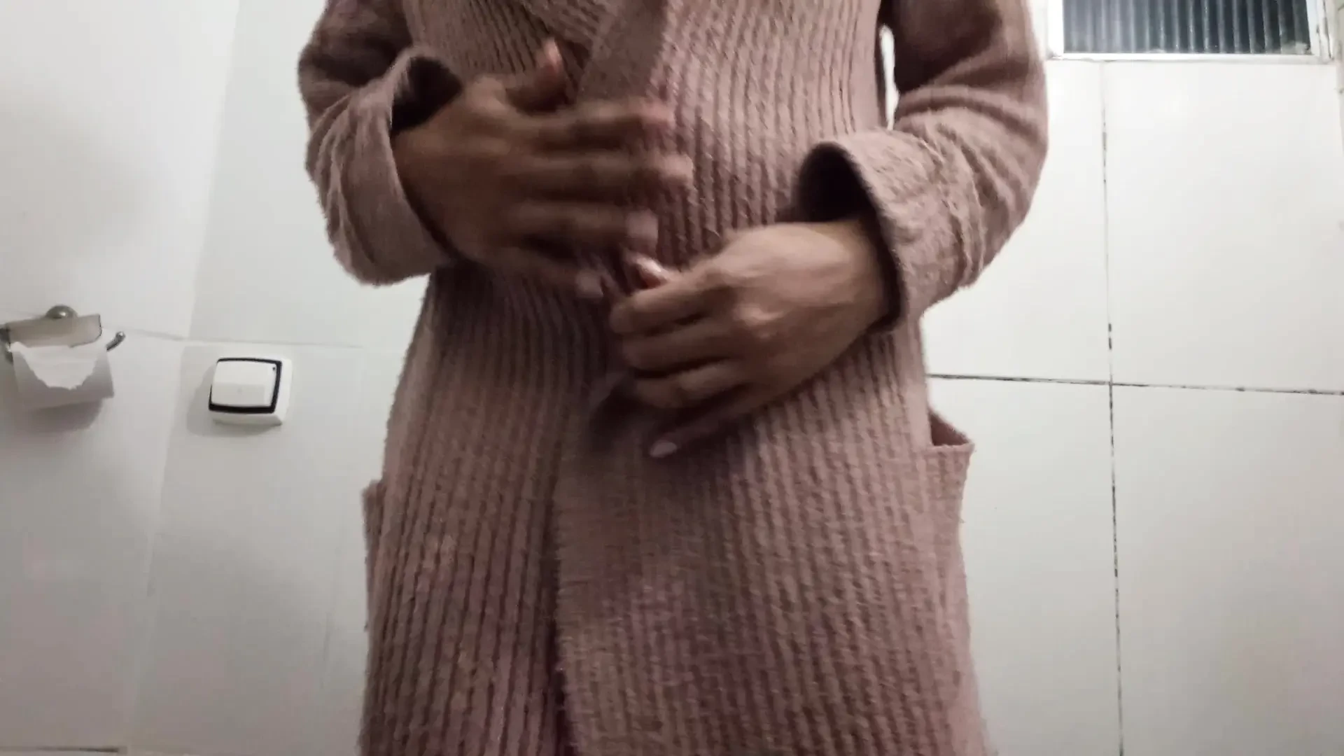 我把內褲放在一邊，露出大陰蒂自慰 3