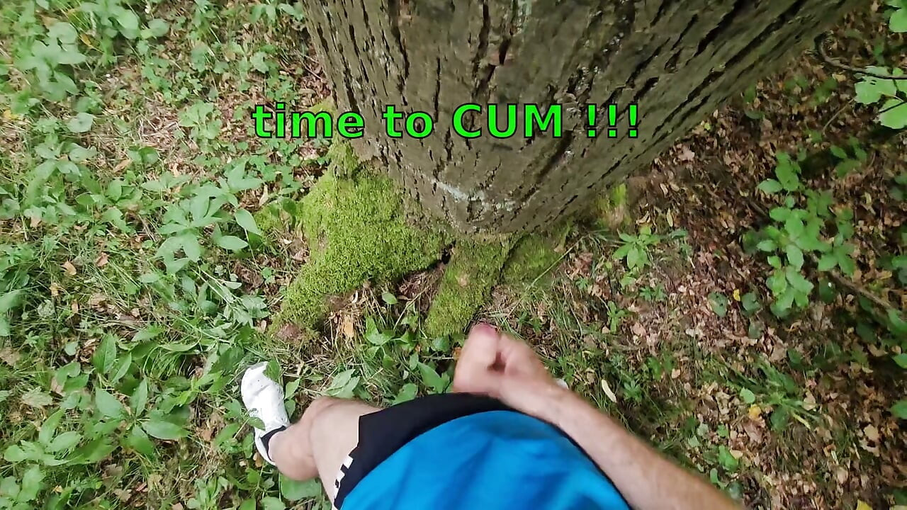 在樹林裡快速打手槍射在樹幹上
