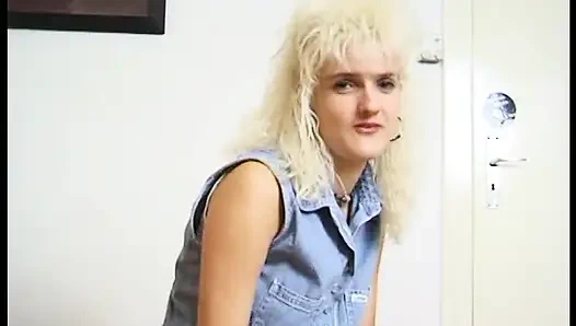 Sarışın Alman orta yaşlı seksi kadın tek başına iş yapıyor