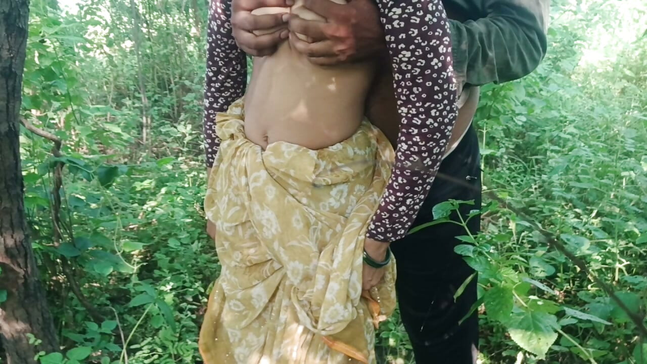 Bhabhi jangal mi akeli mili aur boobs nikala bhabhi ka