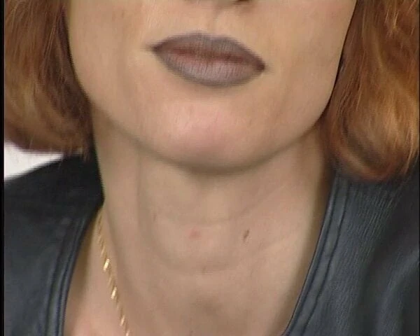 Piercing Pussy Milf rammt sich den Dildo nur so rein