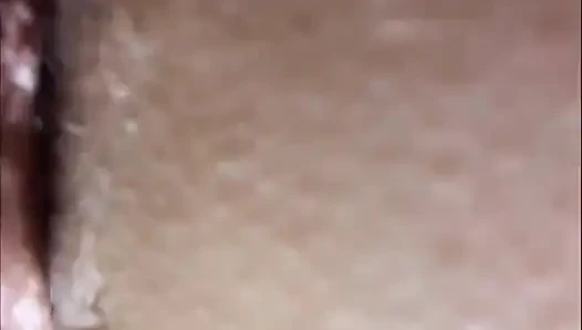 Masturbasi anal Rusia close-up dengan percakapan. Menganga Krim