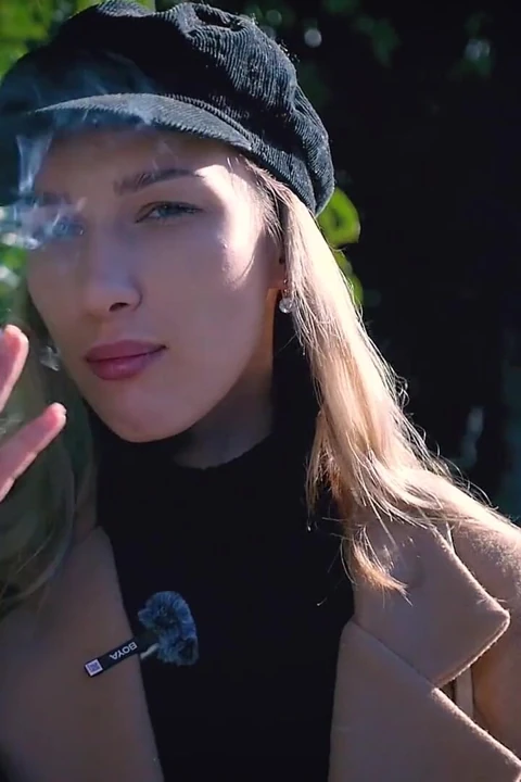 和Beaty俄罗斯女孩在户外吸烟2