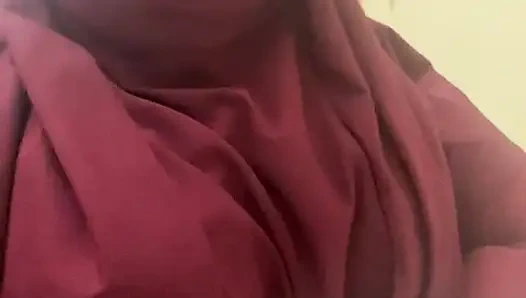 Шаловливая Ustazah в туалете