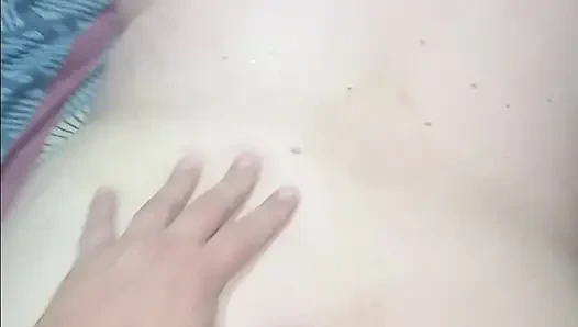 Горячая черная девушка мастурбирует с вибратором, пока наблюдаете, как муж и жена трахаются раком в позе