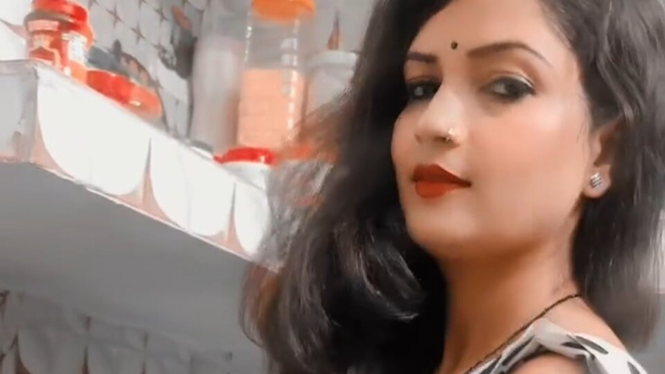 Tina Nandy y Tejaswini Prabhakar susurrando en la oscuridad