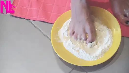 Çıplak ayaklarımla makarna için hamur yapıyorum
