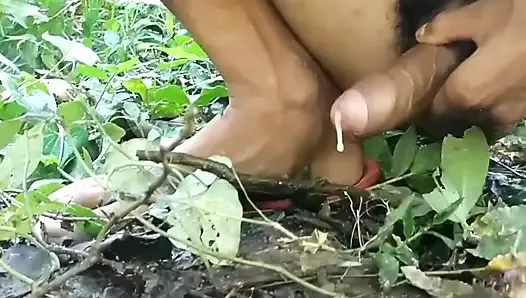 Мое первое видео мастурбации в джунглях Соло индийский мужчина мастурбирует в джунглях