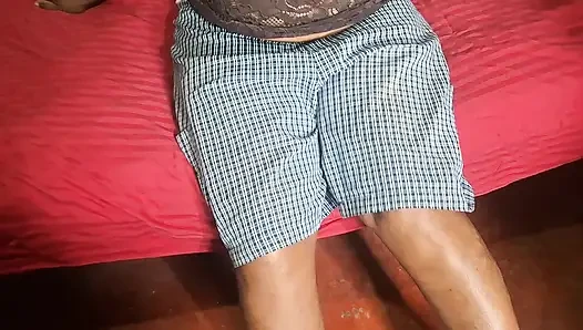 Wanita pembersih terangsang kamar tidur begitu seksi