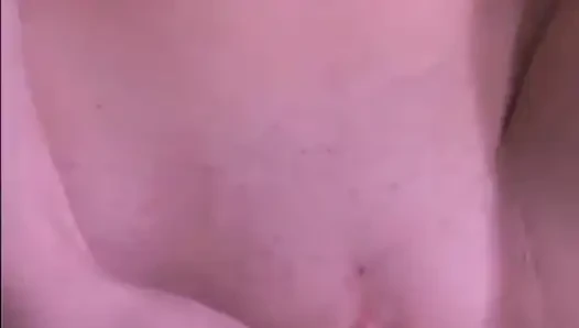 Abby Lexus - 20 tahun. Cewek seksi ini ngobatin lubang pantatnya dengan ganas