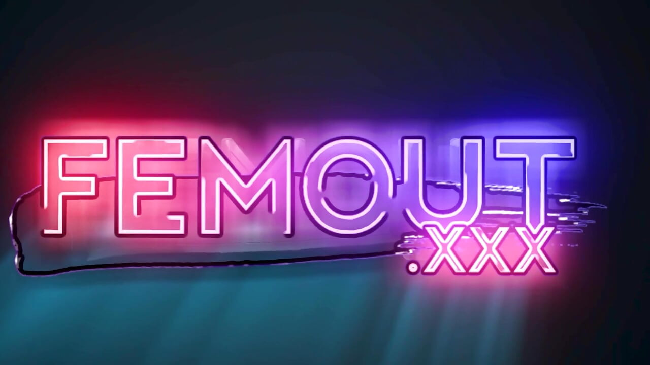 FEMOUT - Plavuša Jazlynn na kauču solo