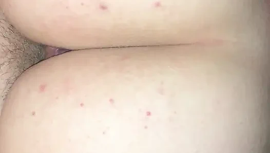 Cewek sange ini lagi asik ngentot posisi reverse cowgirl sampai dicrot di dalam - close up