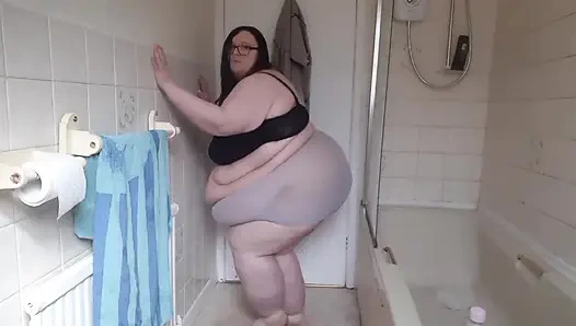 Ssbbw dusch-striptease lässt sich nackt machen