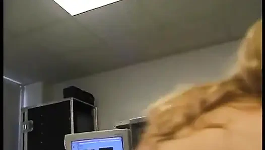 Зрелая блондинка сосет его член