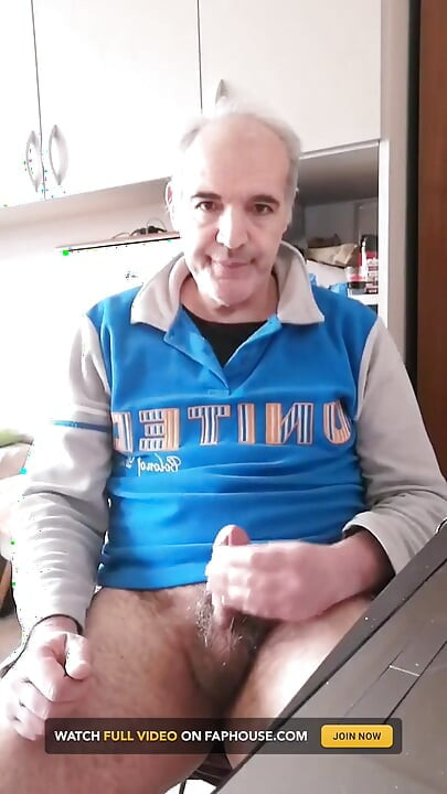 Je jouis dans mon café et j’ai avalé tout ça sexy