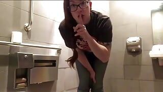 Schnelle masturbationsshow auf der öffentlichen toilette