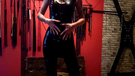 Dominatrix fetiche en látex negro