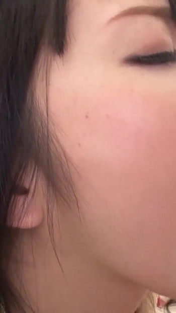 Iconic moment from "Asiatische Teens squirten gemeinschaftlich"