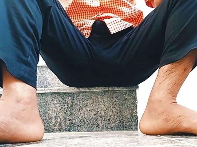 رجل عجوز يستمني بزبه الكبير الهندي