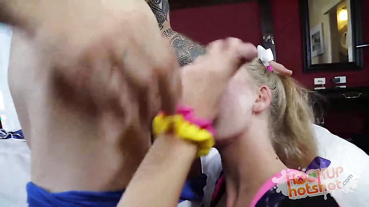 Joven universitaria rubia Erika Divine se la follan después de que terminan las clases