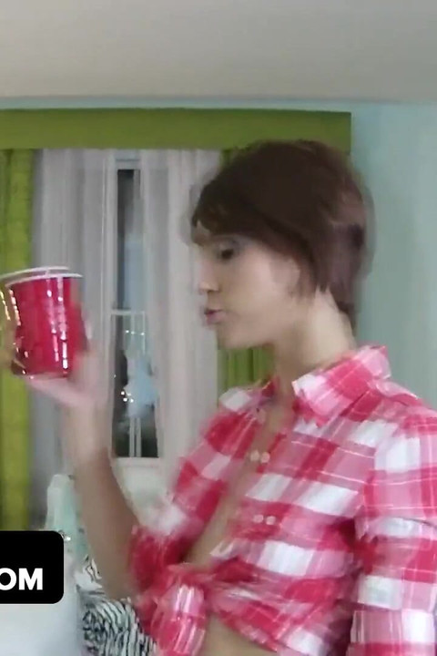 BFFS. A mocskos legjobb barátok perverz dolgokat csinálnak azokkal a srácokkal, akiket a bárban ismertek meg