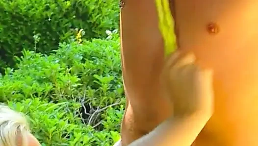 Крошка-блондинка наслаждается страстным сексом на улице с интенсивным лизанием киски