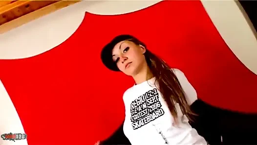 Krystal Wallas büyük memeli seksi Fransız bebek ateşli striptiz yapıyor