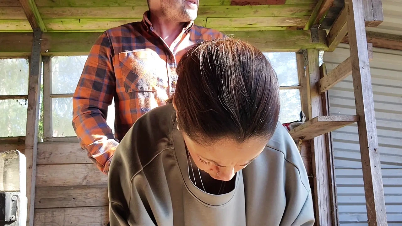 Máy bay bà già nóng bỏng được đụ mạnh vào đít bên ngoài và cho thấy khuôn mặt thực sự của cô ấy về hậu môn