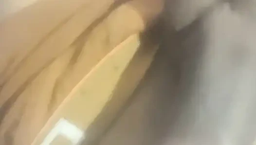 Adik tiriku lagi asik goyangin kontolku sampai aku crot di tangannya