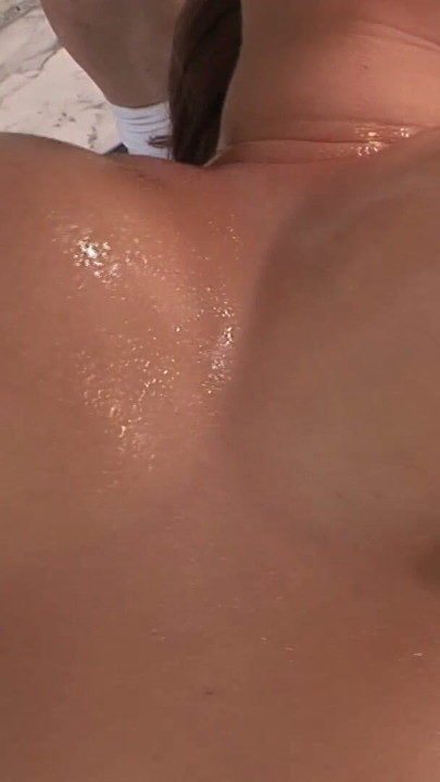 Milf mit grossen Titten bestellt sich ein Masseur zum fingern und ficken | Clip 2