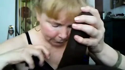 Une mamie blonde aime sucer une bite noire et jouir