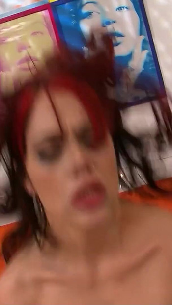 Moment memorabil de la "Primul sex interrasial cu neagră mare pentru roșcată slabă Emo Girl Crystal Clear"