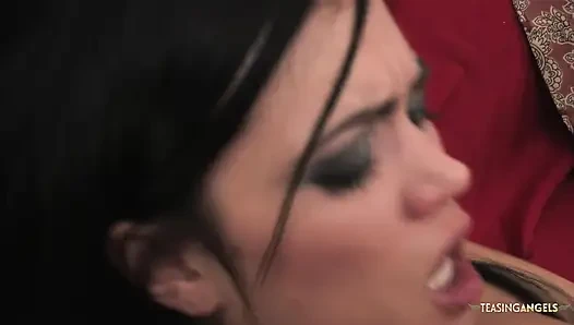 Kırmızı çoraplı ateşli kız amcığını sert bir şekilde siktiriyor