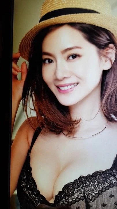 Joanne Tseng grote borsten tieten sperma eerbetoon 24